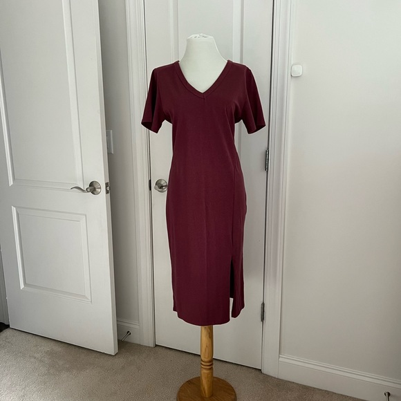 Semi fitted, Wine colored, V Neck, T-shirt dress, with side slit, midi - Picture 1 of 8